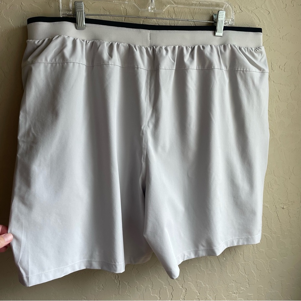 NWT Fabletics The Fundamental Lined 7” Shorts Light Gray / Black XXL - Picture 6 of 13